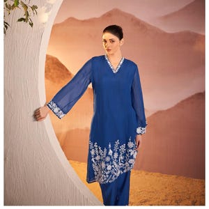 Elegant blauw geborduurd combi-set voor dames | Witte bloemengarens | Etnische katoenen Kurta-broekset | Feestelijke en vrijetijdskleding/Made in India