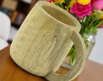 Caneca de café de madeira artesanal: utensílio rústico de madeira natural
