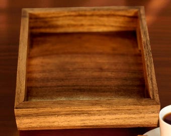 Plateau de service en bois fait main : petit-déjeuner rustique et décoration de table basse