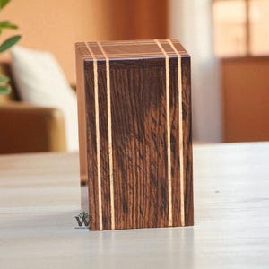 Urne funéraire moderne en bois pour cendres humaines | Urne commémorative à rayures faite main | Souvenir funéraire minimaliste en bois de rose