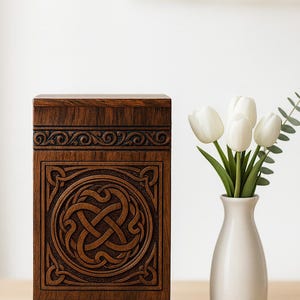 Monumento commemorativo in palissandro fatto a mano con incisione del nodo celtico: elegante ricordo in legno per le ceneri umane