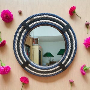 Specchio da parete in corda nautica – Specchio rotondo fatto a mano con cornice in corda blu navy e bianca, accento decorativo per la casa in stile costiero