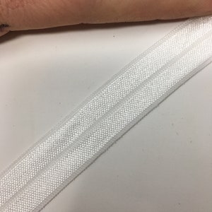 K&ouml;nnte beinhalten: Wei&szlig;es Gummiband mit einer doppelten Naht.