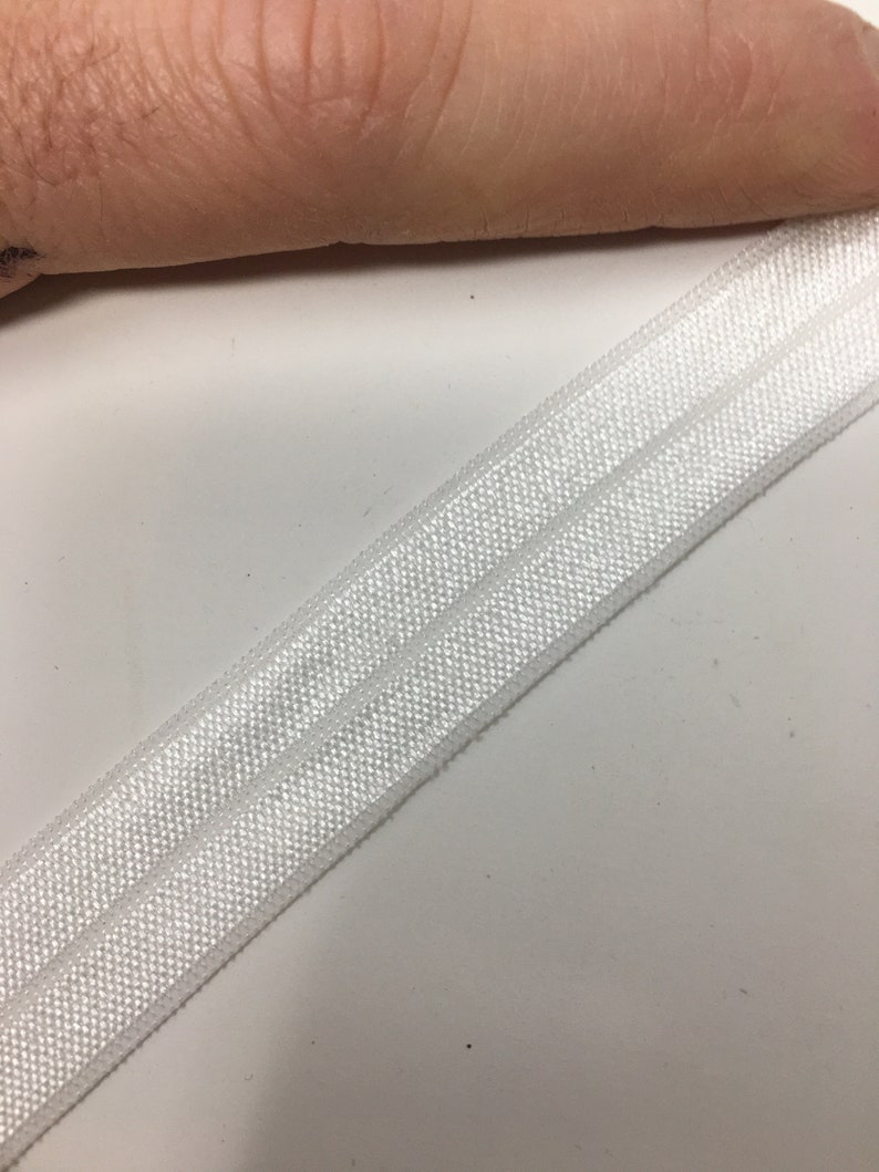 K&ouml;nnte beinhalten: Wei&szlig;es Gummiband mit einer doppelten Naht.