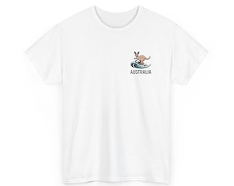 Maglietta carina dell'Australia / Piccolo logo sul petto con canguro che fa surf, illustrazione di un koala sulla schiena