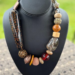 Grand collier de perles épaisses de style léopard
