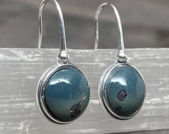 Pendientes Frankfort Green - Plata de ley - Gancho para oreja - Pendientes Michigan - Hechos a mano en Michigan por Sunbeams of Promise