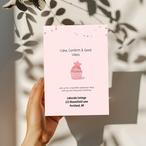 Convite editável para cupcake rosa - Modelo para festa com bolo e confete - Download divertido do Canva - Download instantâneo
