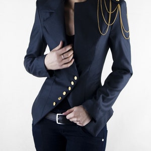 Asymmetrische blazer, damesjas, kantoorjas, schouderketting, marineblauwe blazer | Milla met ketting