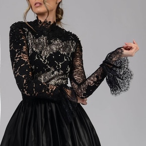 Ensemble de robe de bal à col bas avec haut en dentelle, manches longues cloche, jupe longue | Carmina 1 lacet noir