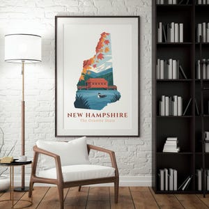 Może przedstawiać: Oprawiony wydruk artystyczny przedstawiający stylizowaną ilustrację zarysu stanu New Hampshire. Grafika zawiera czerwony zadaszony most, jezioro z nurkiem i jesienne liście. Tekst "NEW HAMPSHIRE The Granite State" jest wyświetlany poniżej.