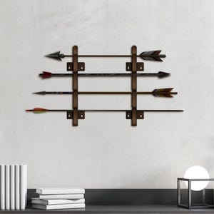 Peut inclure: Décor mural couleur noyer avec trois rangées de flèches. Les flèches ont différentes couleurs et motifs, avec un cadre en bois brun foncé. Le texte "COLOR: WALNUT" est en haut à gauche. Le décor est fixé sur un mur blanc.