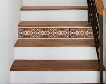 Puede incluir: Escalera de madera con escalones marrones y contrahuellas blancas. Los escalones tienen un borde decorativo con dibujos. El color está etiquetado como "BEECH". Se ve una barandilla de metal oscuro.
