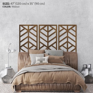 Op de afbeelding: Een bed met een walnootkleurig hoofdbord en bijpassende decoratieve panelen. Het bed is bedekt met bruin beddengoed en kussens. Het hoofdbord is 120 cm breed en 90 cm hoog.