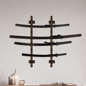 Könnte beinhalten: Ein hölzernes, an der Wand befestigtes Katana-Schwertregal mit vier schwarzen Katanas. Das Regal besteht aus dunkelbraunem Holz und hat ein gitterartiges Design. Die Schwerter werden horizontal ausgestellt.