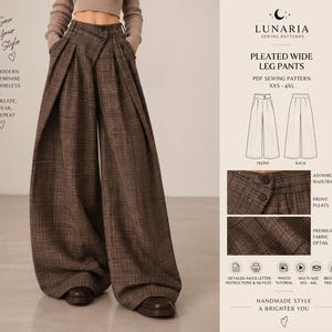Puede incluir: Pantalones anchos de cuadros marrones con cintura asimétrica de dos botones y pliegues frontales profundos. La imagen incluye texto: Lunaria Sewing Patterns, Pleated Wide Leg Pants, PDF Sewing Pattern, XXS-4XL, Asymmetric Waistband, Front Pleats, Premium Fabric Detail.