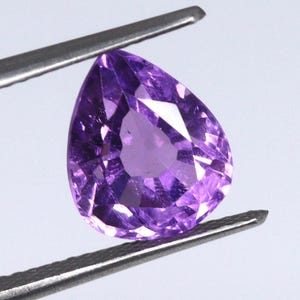Naturalny, luzem występujący kamień szlachetny w kształcie gruszki, o barwie ametystu. (2,90 ct)(10×8×7 mm) Najwyższej jakości fasetowany ametyst w kształcie gruszki.