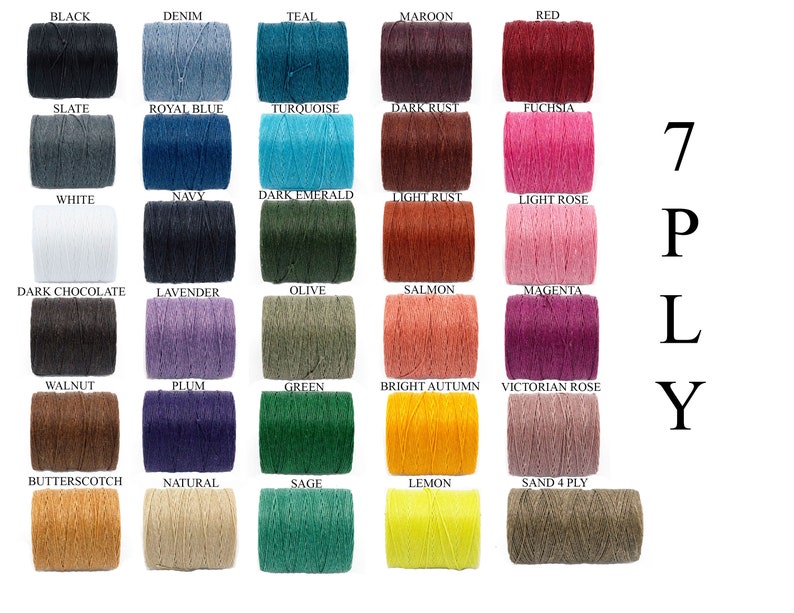 Pu&ograve; includere: Una tabella colori di rocchetti di spago in vari colori, tra cui nero, denim, verde acqua, marrone e rosso. La tabella include anche ardesia, blu reale, turchese, ruggine scuro e fucsia. Il testo "7 PLY" &egrave; visibile.