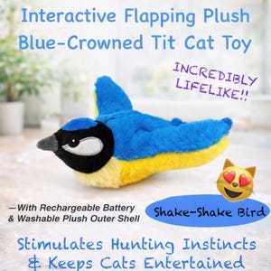 Op de afbeelding: Een pluche kattenspeeltje in de vorm van een blauwe, gele en zwarte vogel met de tekst "Interactive Flapping Plush Blue-Crowned Tit Cat Toy". Het speelgoed is ontworpen om de jachtinstincten te stimuleren en katten te vermaken. De tekst "Shake-Shake Bird" is ook zichtbaar.