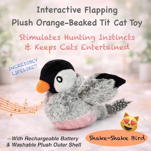 Op de afbeelding: Een pluche kattenspeeltje in de vorm van een vogel, met een zwarte kop, grijze lichaam en oranje snavel. Het speelgoed heeft een roze onderkant en is gelabeld met "Shake-Shake Bird". De afbeelding bevat tekst met "Interactive Flapping" en "Stimulates Hunting Instincts & Keeps Cats Entertained."