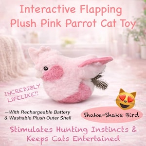 Peut inclure: Un jouet pour chat en forme de perroquet rose en peluche avec le texte "Interactive Flapping Plush Pink Parrot Cat Toy". Le jouet a des plumes roses et blanches, une batterie rechargeable et une enveloppe extérieure en peluche lavable.