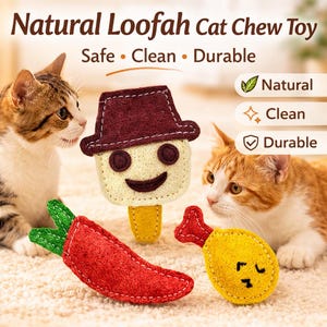 Op de afbeelding: Afbeelding van drie kattenspeeltjes gemaakt van luffa. Eén speeltje heeft de vorm van een ijsje met een lachend gezicht, een ander is een rode chilipeper en de derde is een gele kippenbout. De tekst bovenaan luidt "Natural Loofah Cat Chew Toy".