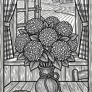 Op de afbeelding: Zwart-wit illustratie van een stilleven. Een vaas met hortensia's staat op een houten tafel, met een kom met dennenappels en een gedekte plaats. Een raam onthult een landelijk landschap.