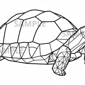 Può includere: Illustrazione geometrica in bianco e nero di una tartaruga. Il guscio, la testa e gli arti della tartaruga sono composti da forme geometriche interconnesse. La parola "SAMPLE" è stampata sull'immagine.