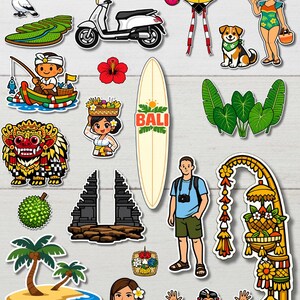 Puede incluir: Una colección de pegatinas coloridas con temática de Bali. Incluye una tabla de surf con el texto "Bali", un scooter, una puesta de sol, un mono, una tortuga, una fruta del dragón, una cometa, un perro y otros elementos culturales balineses.