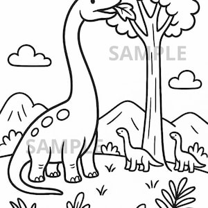 Może przedstawiać: Czarno-biała ilustracja dinozaura jedzącego liść z drzewa. Obraz zawiera mniejsze dinozaury, góry, chmury i liście. Słowo "SAMPLE" jest wydrukowane na obrazie.