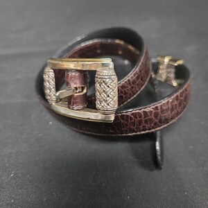 Cinturón reversible de piel para mujer Brighton C6500, color marrón cocodrilo, liso y negro, talla mediana 30 imagen 2