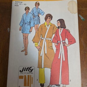 Puede incluir: Patrón Simplicity 5685 con ilustraciones de batas. El patrón incluye tallas 38-40 para hombres. El paquete tiene el texto "Jiffy easy cut easy sew" y el precio es de $1.00 en EE. UU. y Canadá.