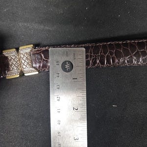 Cinturón reversible de piel para mujer Brighton C6500, color marrón cocodrilo, liso y negro, talla mediana 30 imagen 5