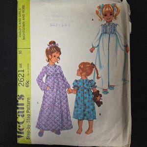 Op de afbeelding: Vintage McCall's naaipatroon voor kindernachtjapon en -badjas. Het patroon bevat illustraties van meisjes in verschillende nachtjaponnen en badjassen. Het patroon bevat maat 10 en de prijs is 65c.