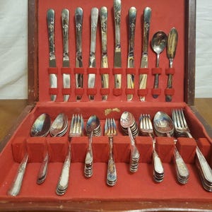 Holmes & Edwards Inlaid 53 Piece Flatware Silver Plate Set Chest YOUTH Vintage