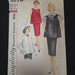 Könnte beinhalten: Vintage Simplicity Umstandsmode-Schnittmuster. Das Muster zeigt Illustrationen von drei verschiedenen Umstandsmode-Outfits. Die Musternummer ist 3276, Größe 11 und Brustumfang 80 cm. Das Cover ist weiß mit rotem und schwarzem Text und Illustrationen.