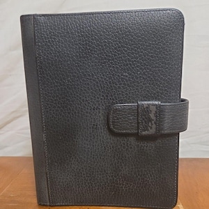 Dagtidskalender i svart konstläder, 9x7, personlig kalender, 7-ringspärm, folio