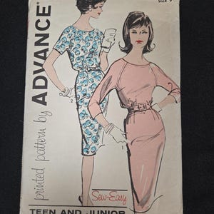 Pode incluir: Padrão de costura Advance vintage, tamanho 9, para vestidos. A capa mostra ilustrações de dois vestidos: um rosa com cinto e um com padrão azul e branco. O texto diz "Teen and Junior" e "Sew-Easy".