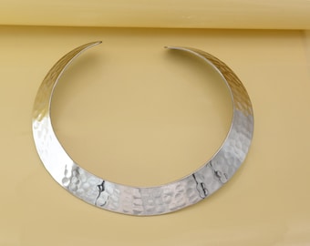 Gargantilla de media luna de plata martillada / Collar tribal bohemio de latón