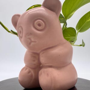 Jarrón/maceta de cerámica rosa mate con forma de oso de la marca Royal Haeger, estilo vintage de la década de 1930, n.° 641.
