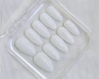Witte persnagels: handgemaakte gouden accent bruidsnagels, set trouwnagels