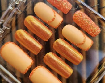 Ongles à presser pêche et orange : accent doré glam, manucure réutilisable
