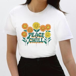 Vintage Daisy Flowers T-Shirt, 70s Style Peace & Chill Tee, Groovy Retro Shirt, Flower Power Top, Boho Floral Graphic Tee, Hippie Vibes