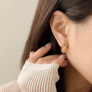 14K 18K Solid Gold Tapered Huggie Hoop Earrings – Minimalist Teardrop Hoops