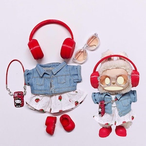 Strawberry-poppenoutfit: spijkerjasje, jurk en accessoires voor poppen van 17 cm