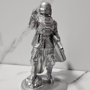 Helldivers-Figur als Dekorationsgeschenk