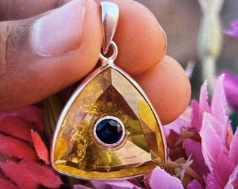Colgante Art Déco de plata de ley con zafiro amarillo y azul