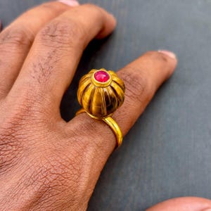 Ring tijgeroog en robijn: 925 sterlingzilveren vergulde sieraden.