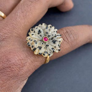 Dalmatiner- och rubinring: Blomformad ring, smycken i 925 sterlingsilver