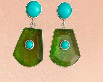 Brincos pendentes de turquesa e peridoto: prata de lei 925, design geométrico.